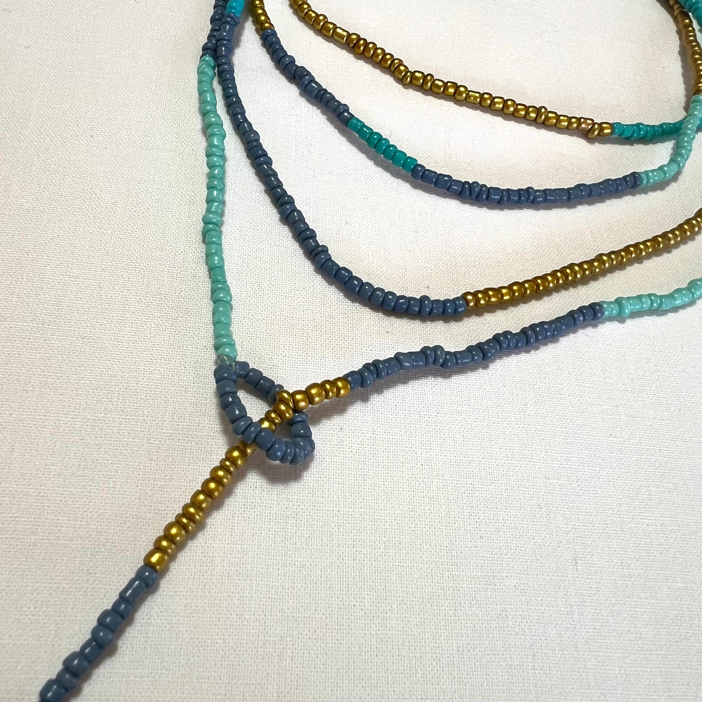 Tira larga de piedras de colores rematada con bola de color