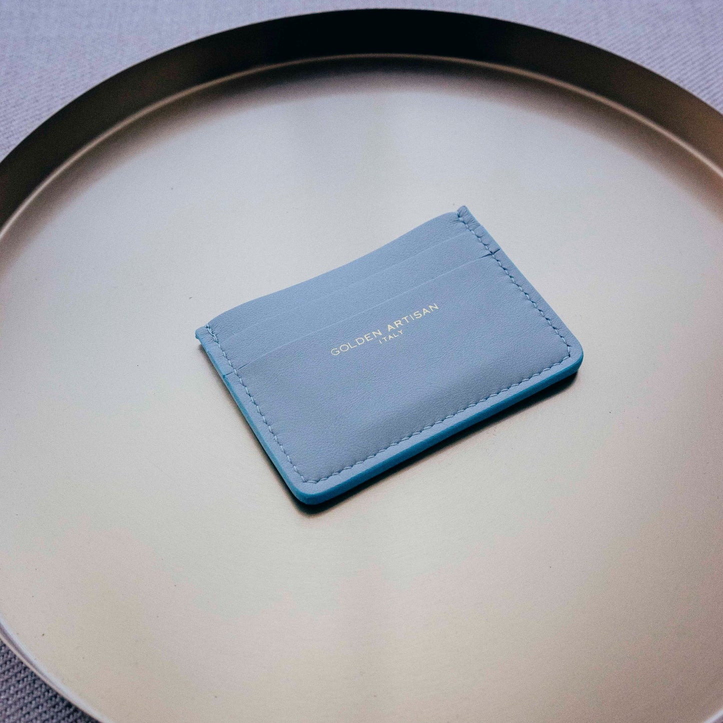 Horizontal card holder