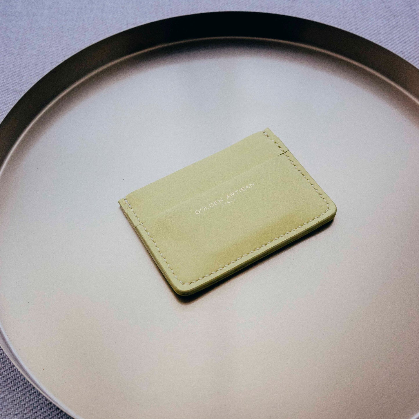 Horizontal card holder
