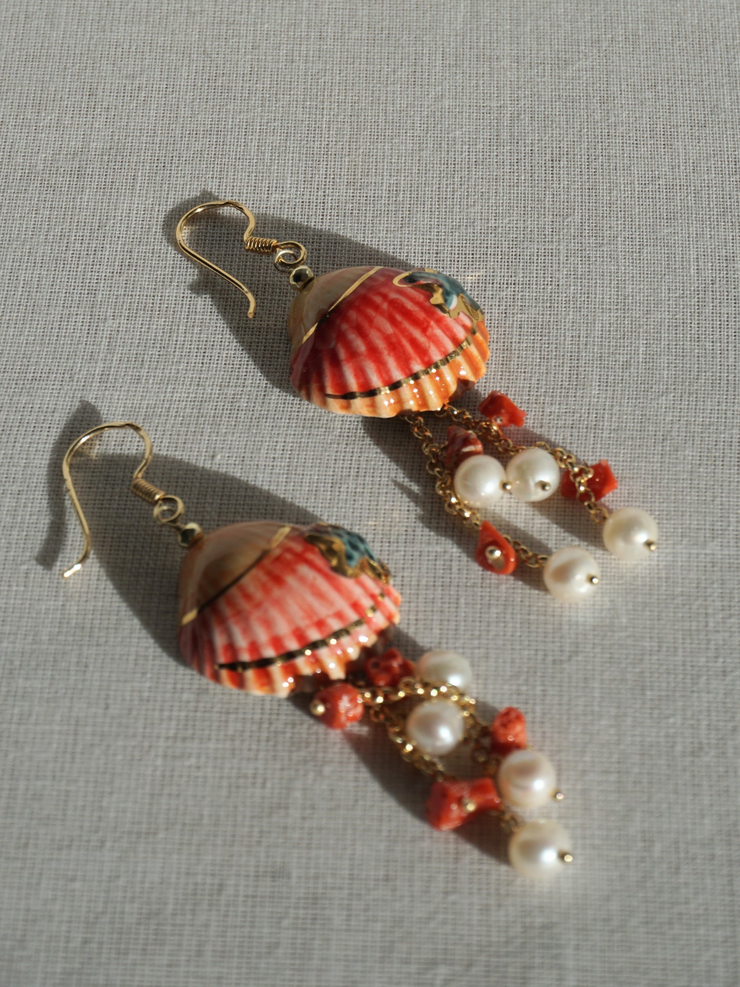 Pendientes de conchas, coral y perlas