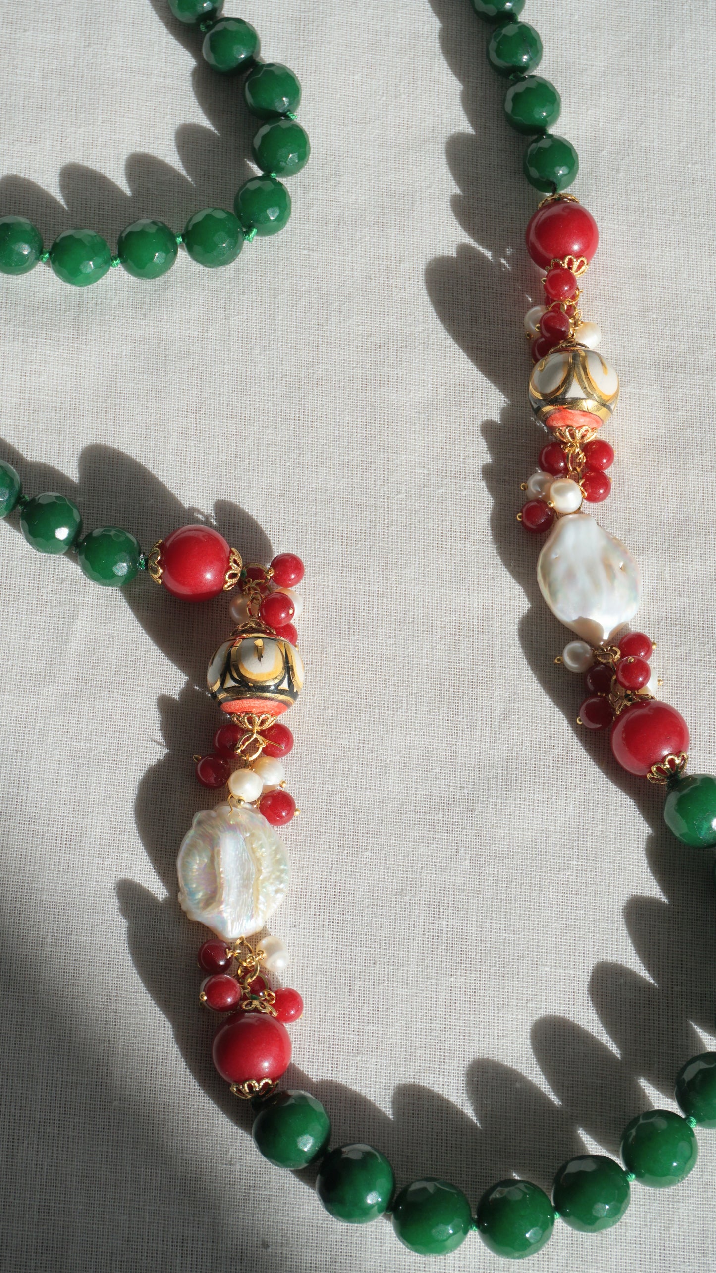 Collar verde oscuro y rojo con cerámica y perlas
