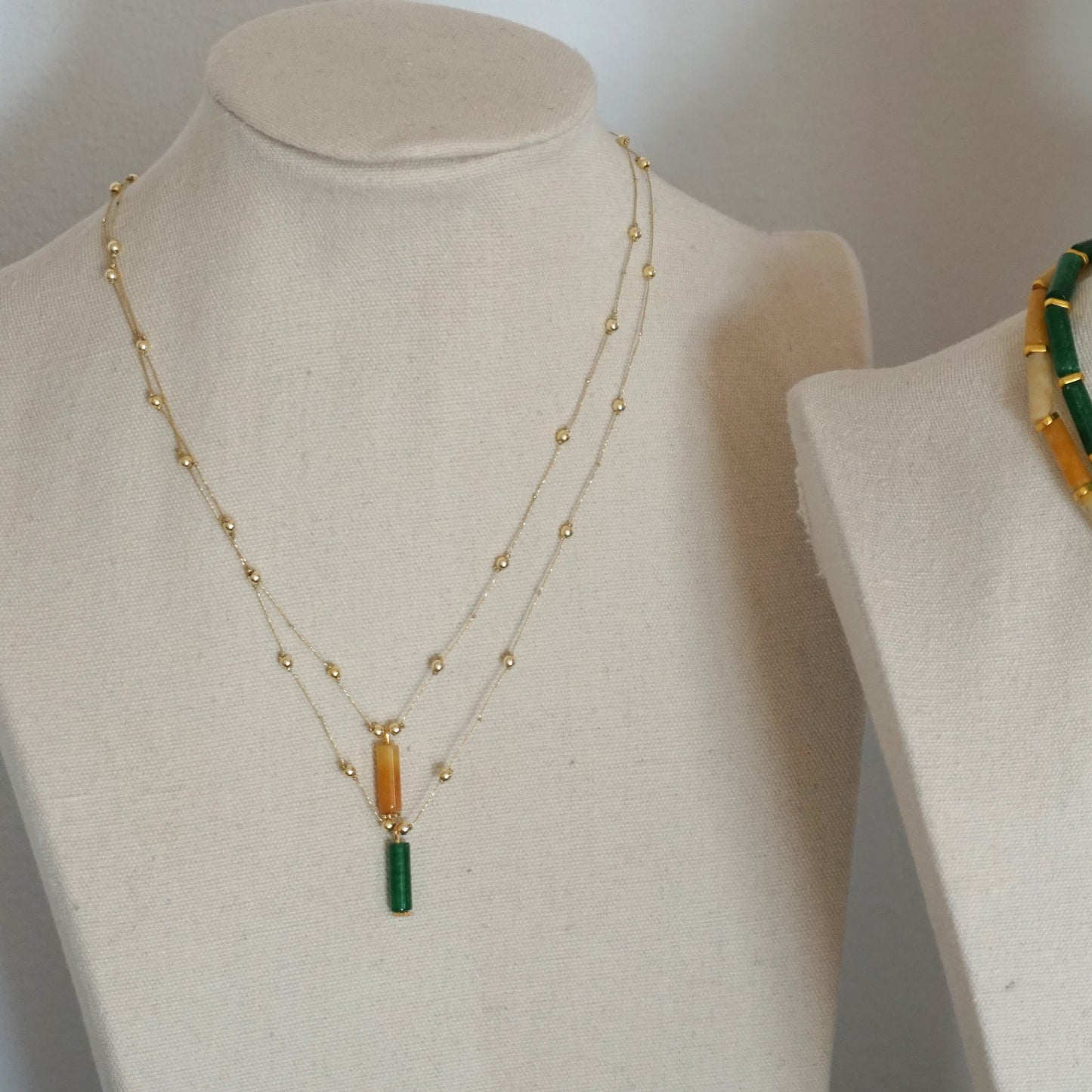 Collar simple de jade con hilo y bolitas doradas