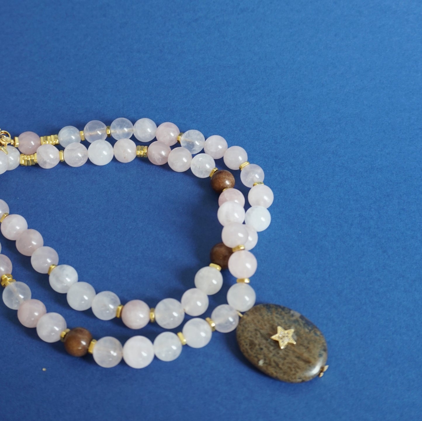 Collar doble con piedra marrón y estrella