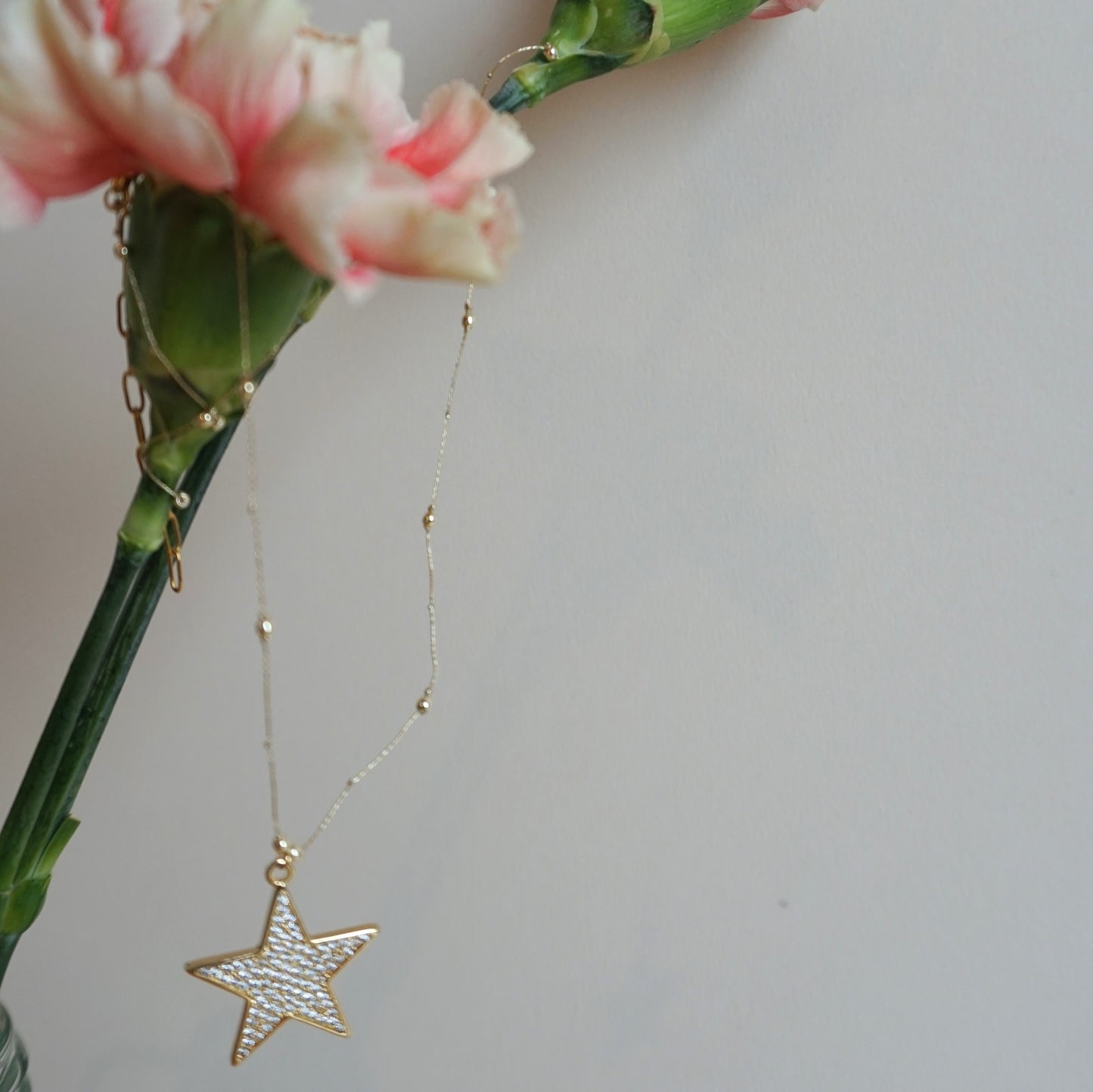 Collar dorado colgante Estrella de hilo fino con bolitas