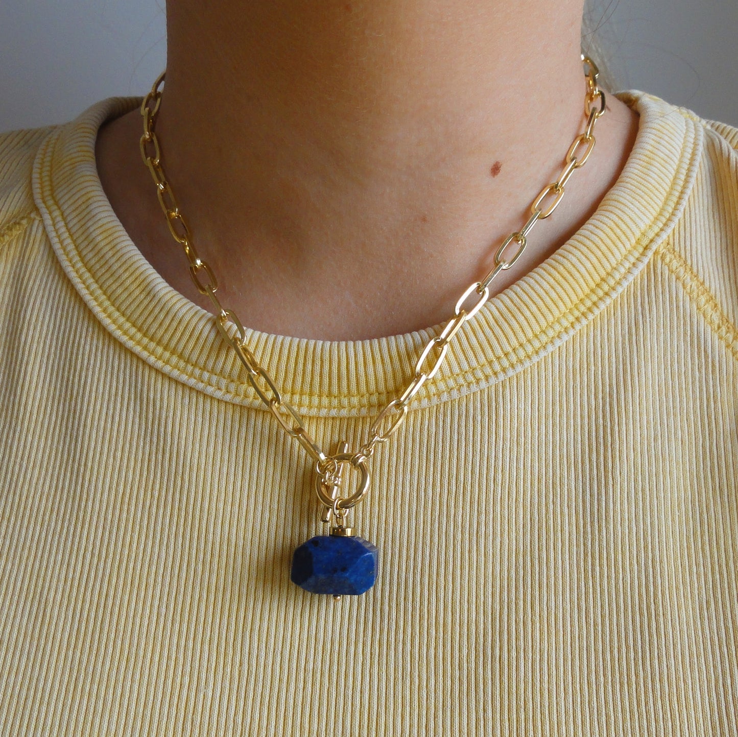 Collar de eslabones con piedras de colores