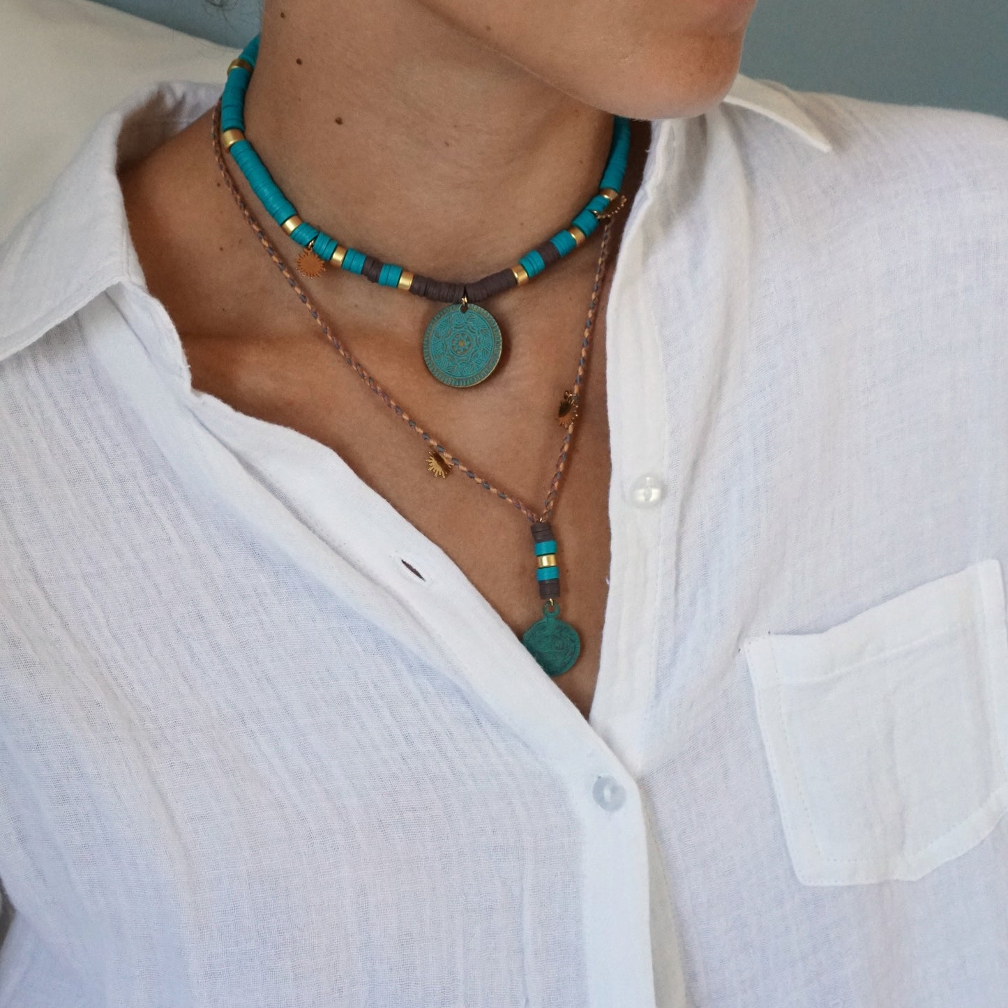 Choker gomitas turquesa con moneda