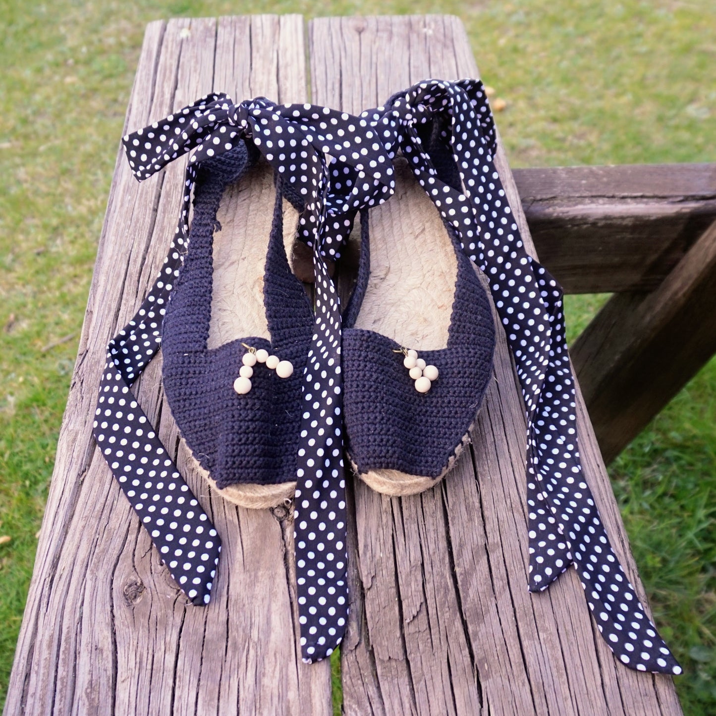 Alpargata negra lisa con cintas de lunares