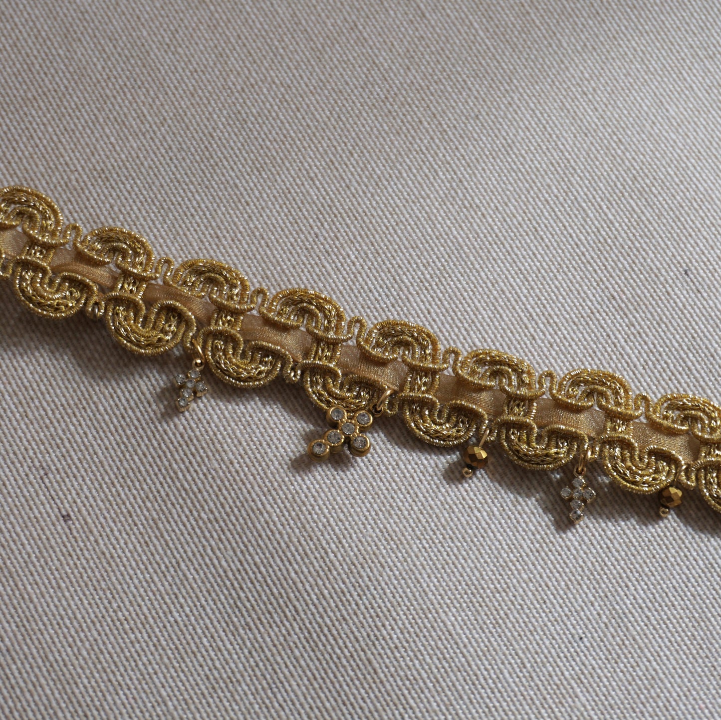 Choker pasamanería dorada y cruces