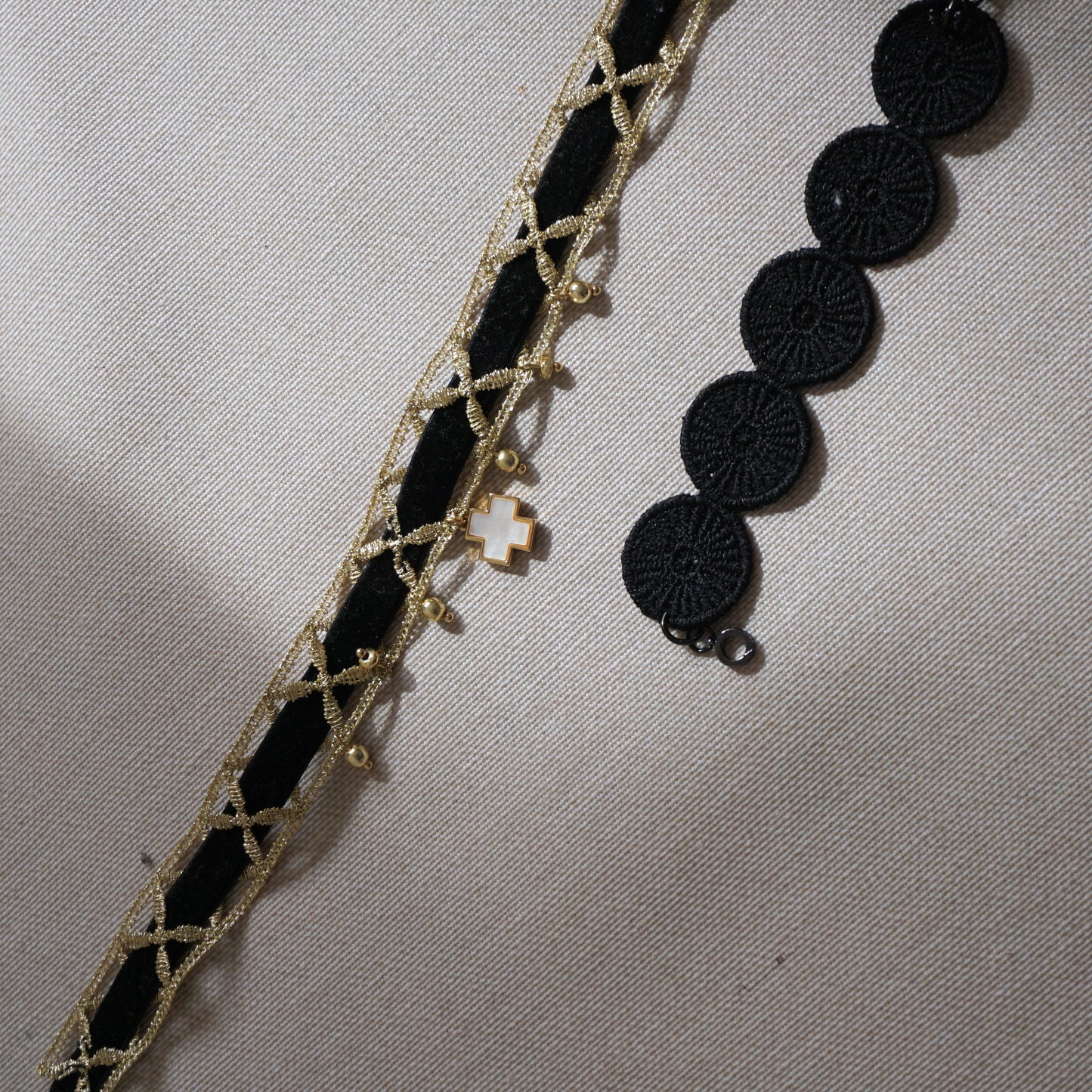 Choker terciopelo con cruz de nácar