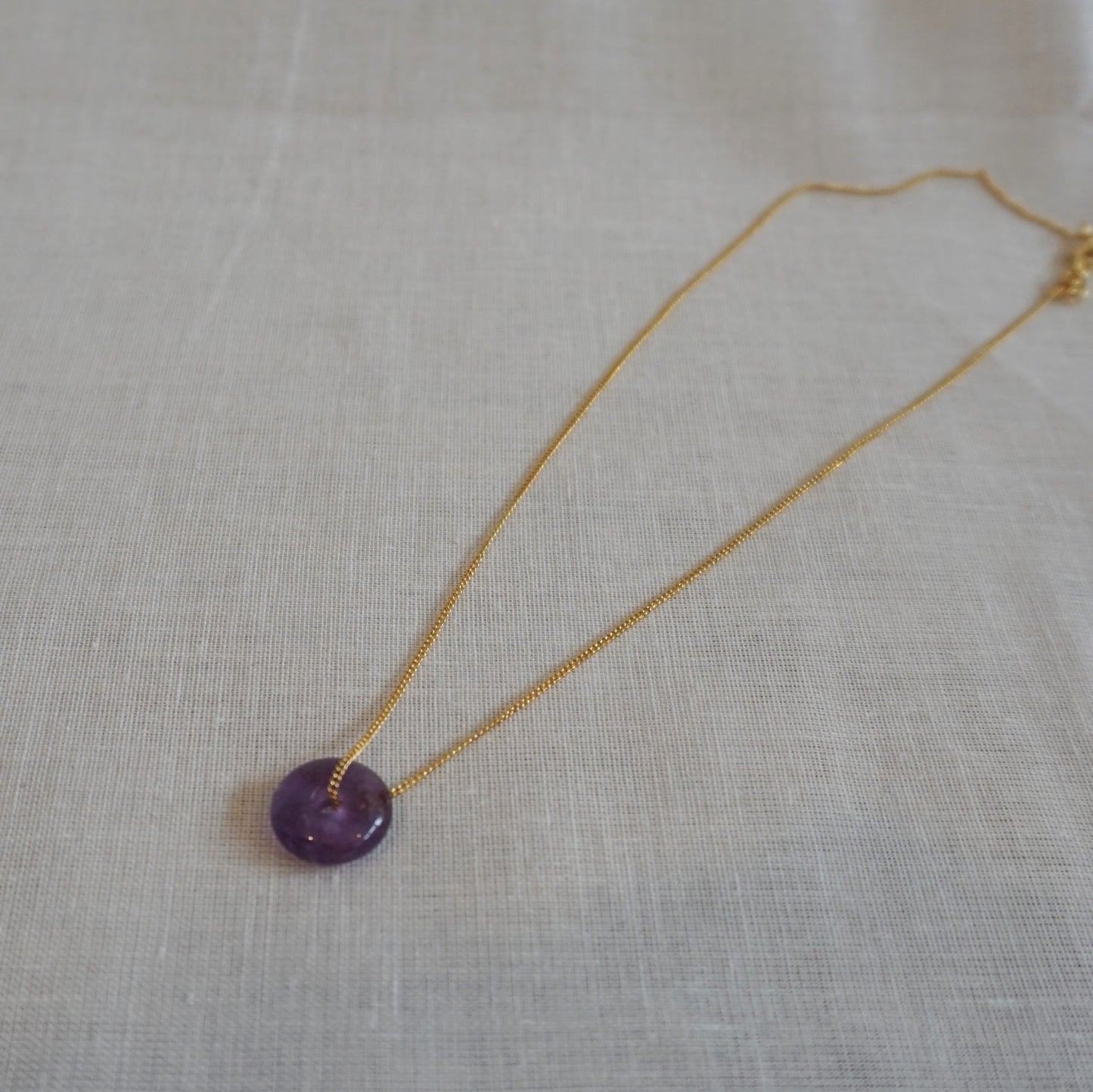 Collar corto con colgante rueda