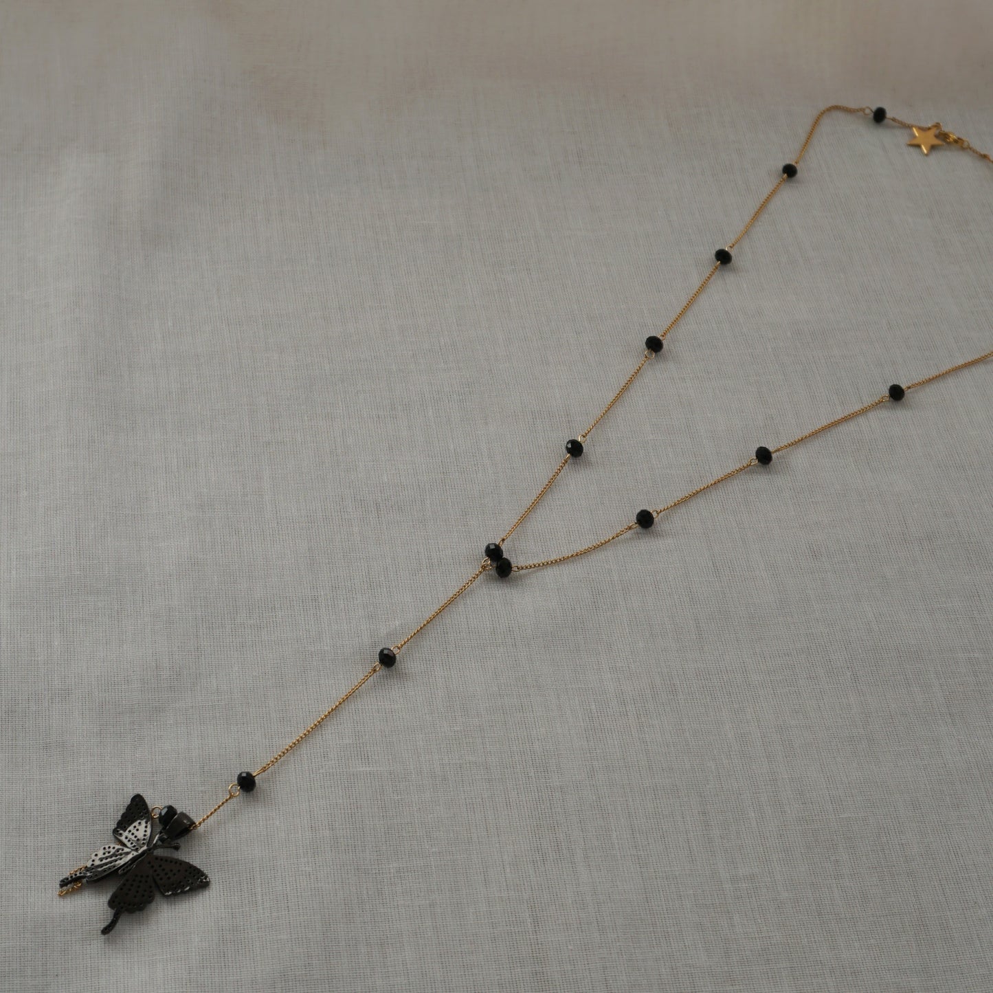 Collana lunga con farfalla nera