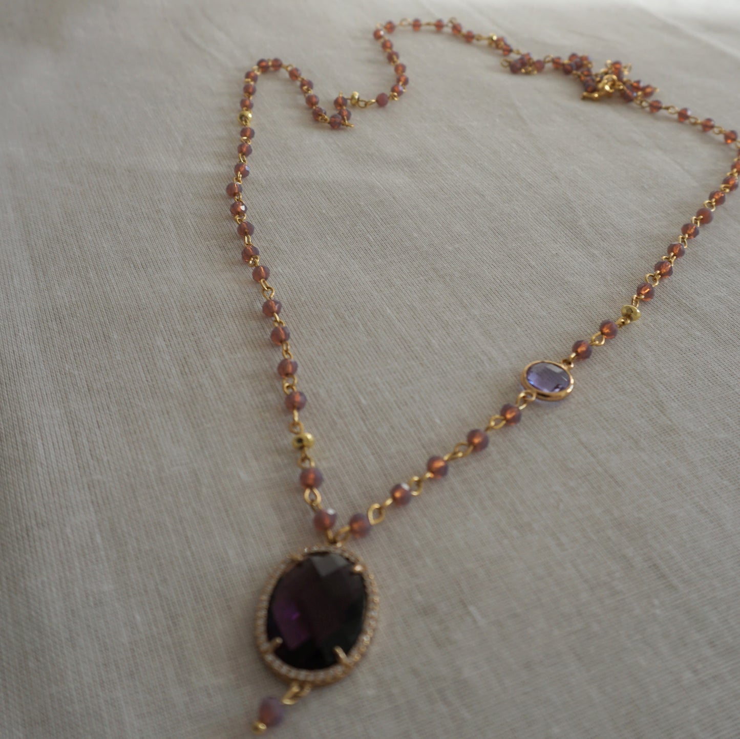 Collana lunga con perline e cammeo lilla