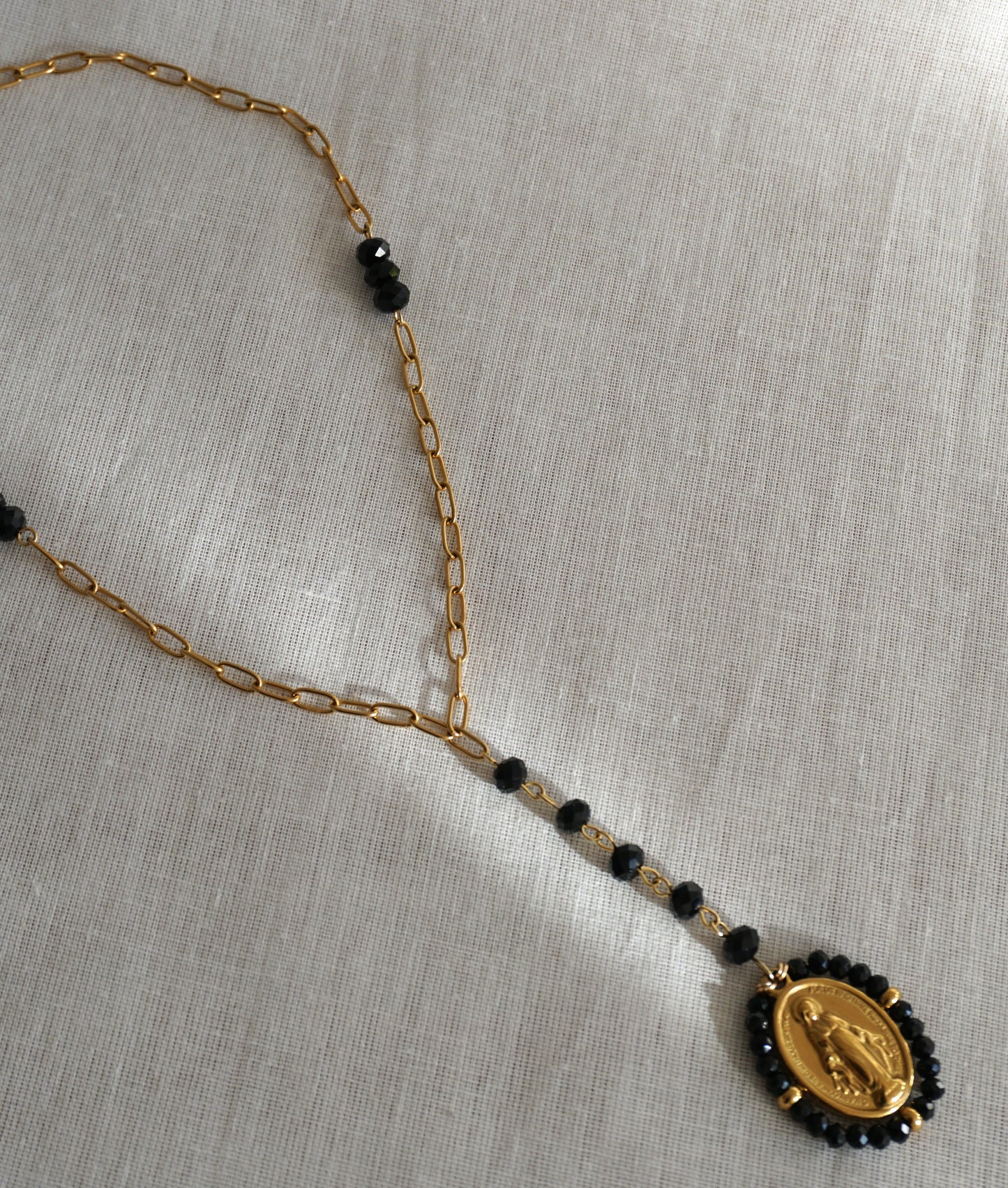 Collar de eslabones y colgante de la Virgen