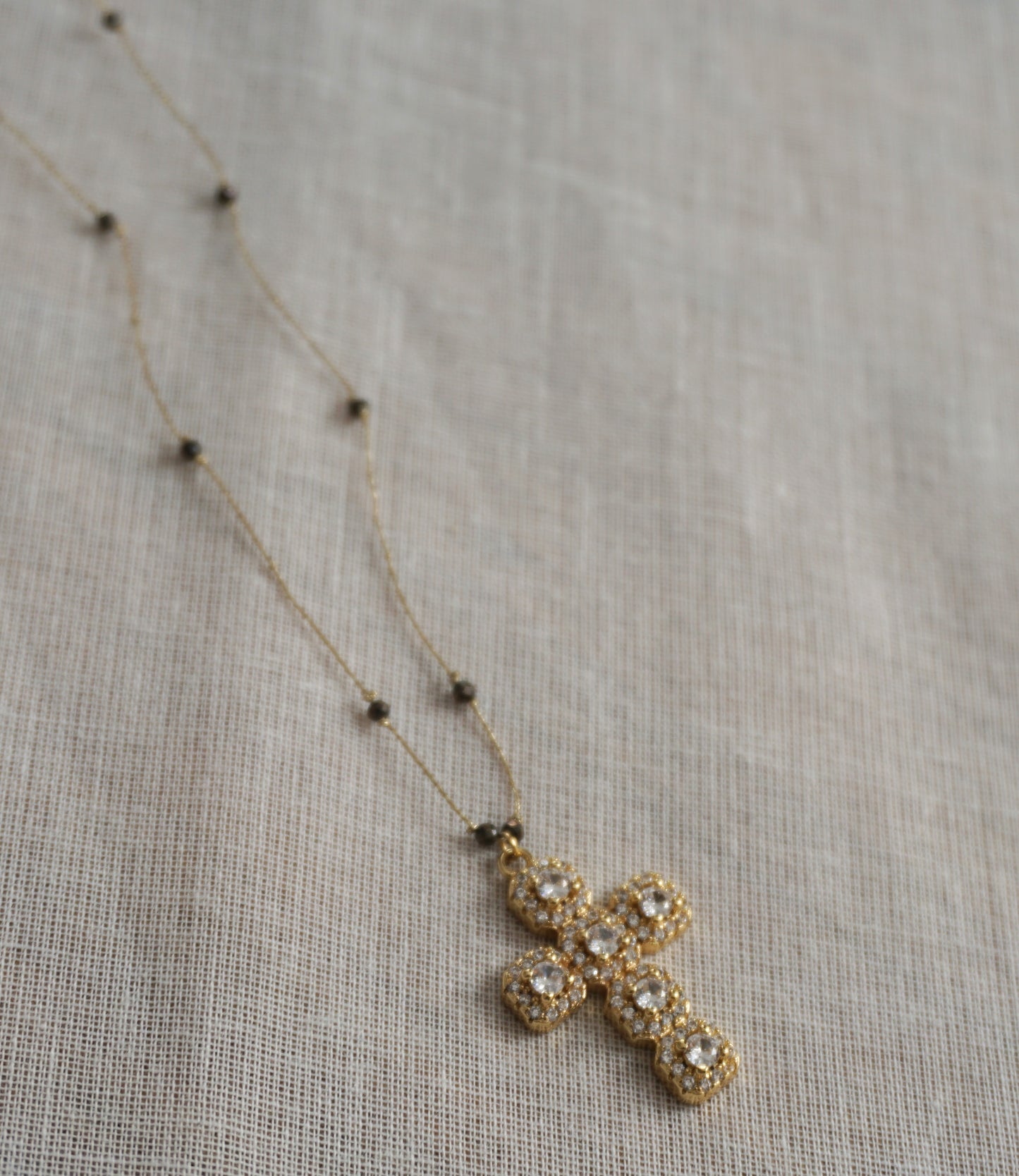 Cruz bizantina dorada y strass