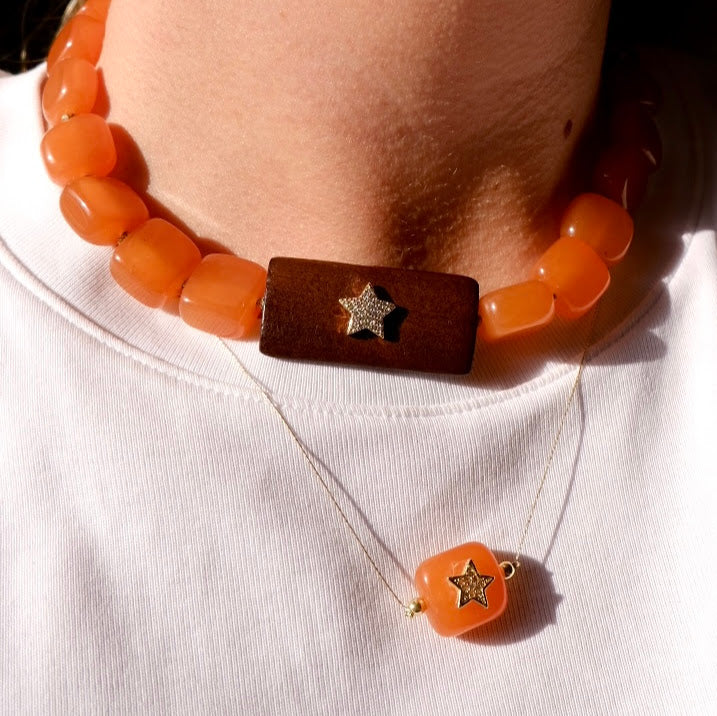 Collana corta in calcedonio e legno con stella