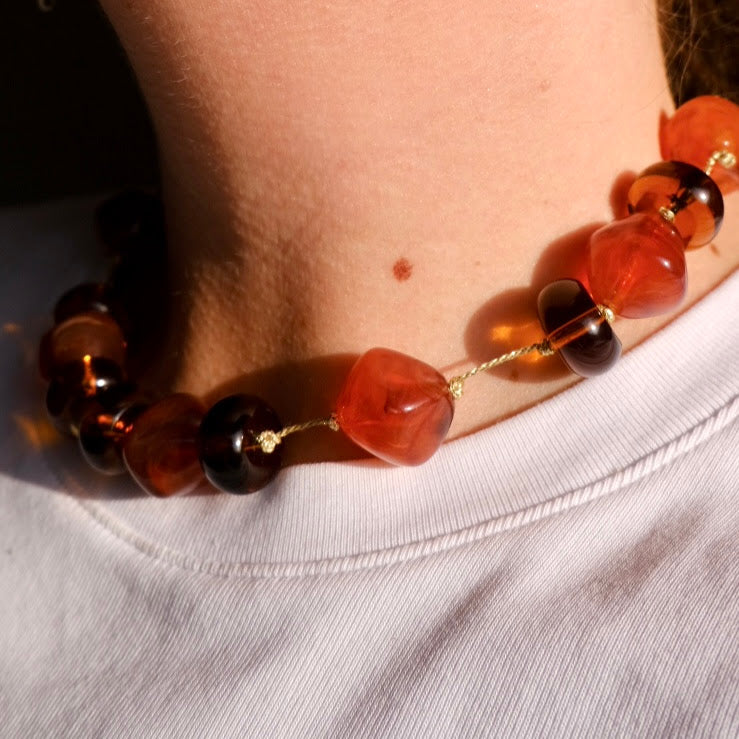 Collana corta in resina