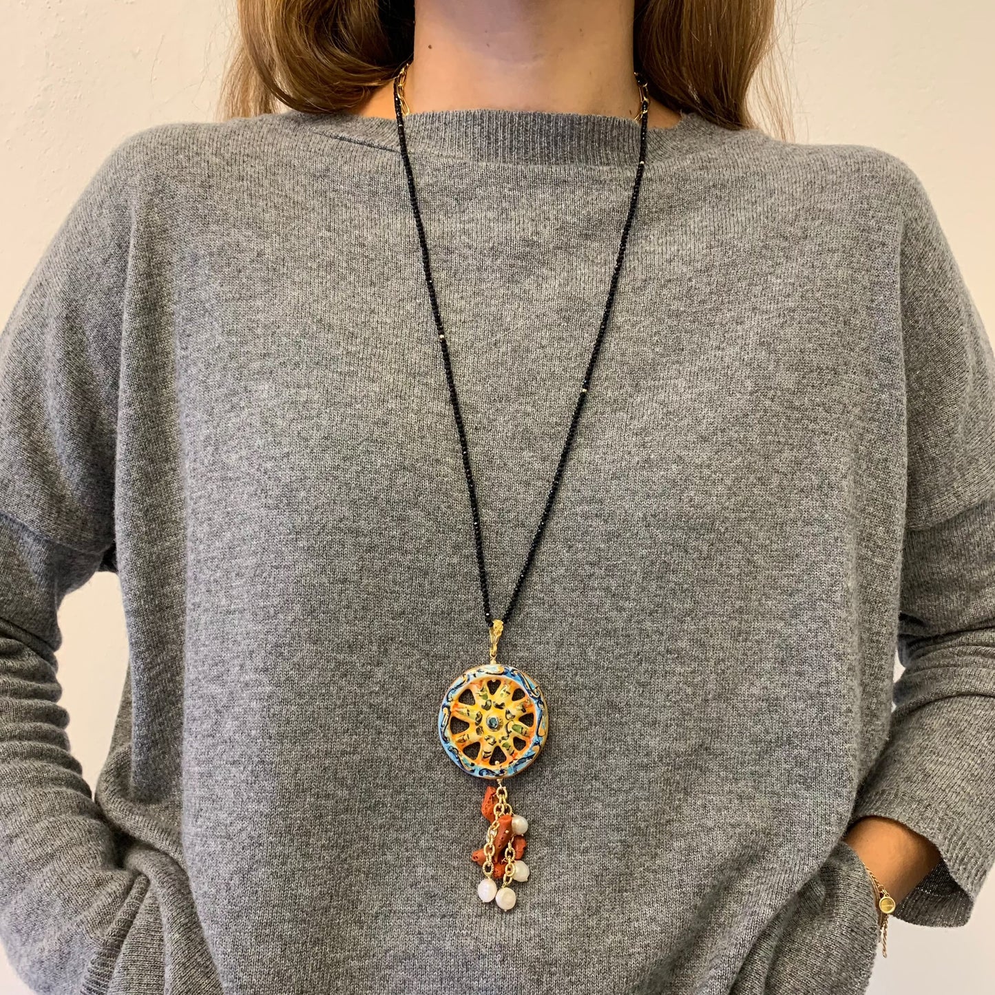 Collar de Ónix, Rueda siciliana y perla