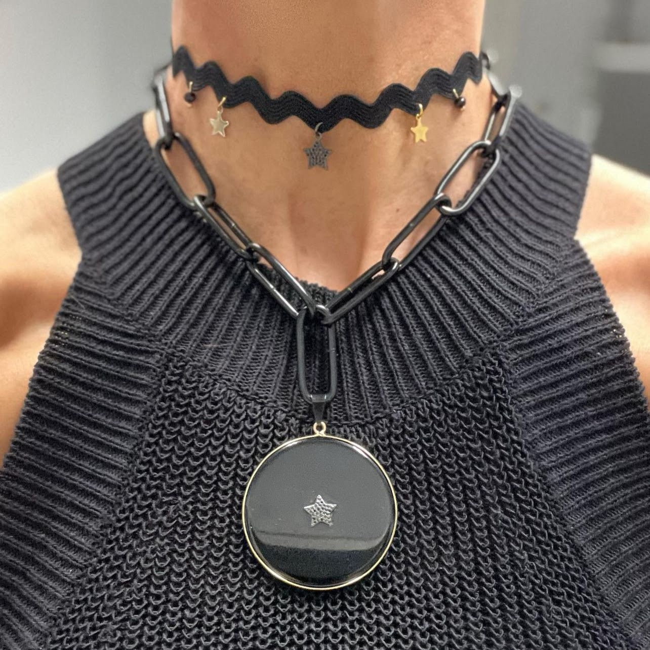 Catena nera a maglia grossa con cerchio in onice e stella in strass