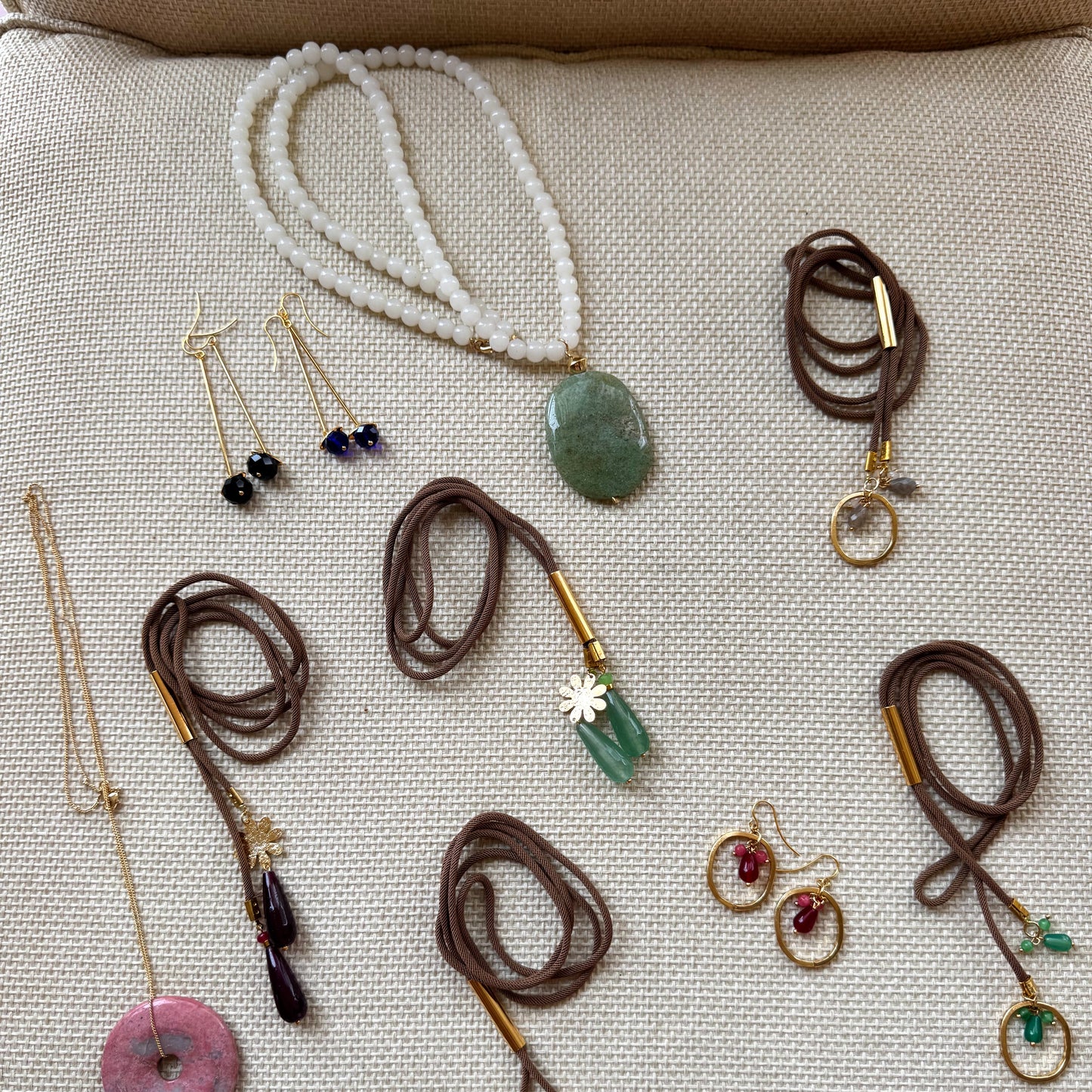 Collana con perline bianche e ovale in pietra