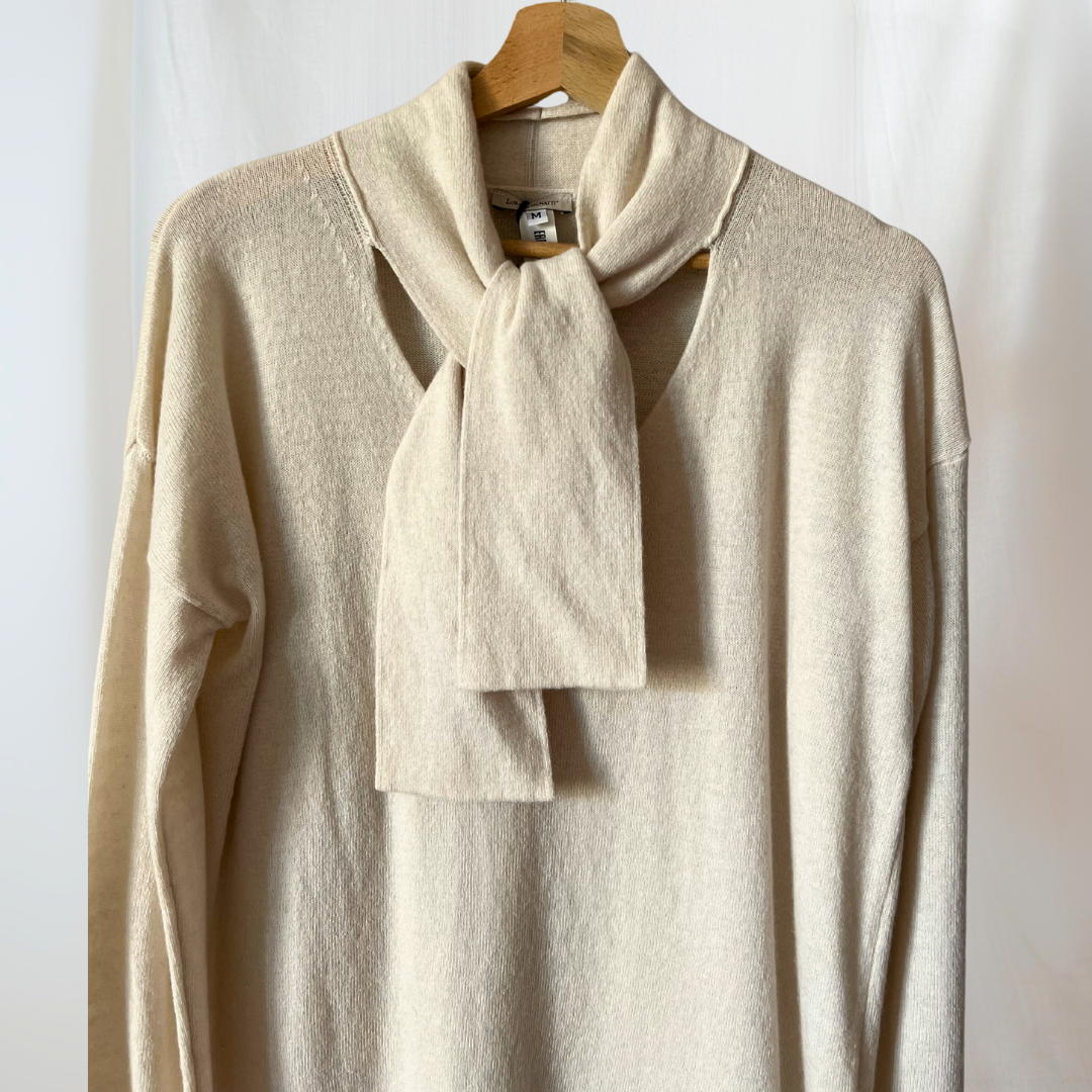 Maglia con scollo a V e annodatura