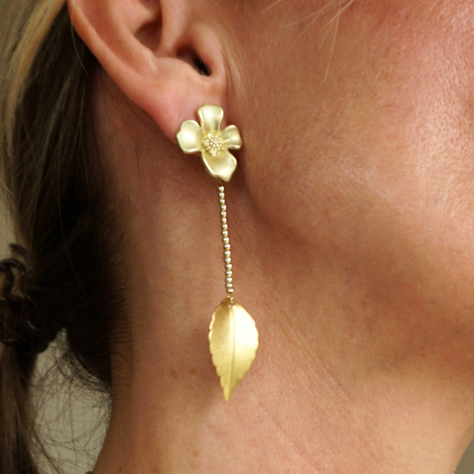 Pendientes de flores y hojas