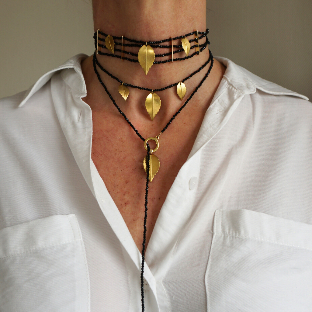 Collar corto de piedras con hojas