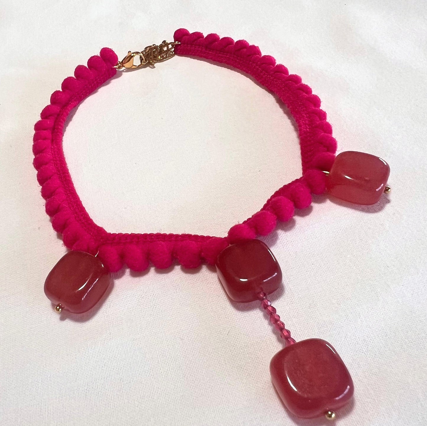 Short necklace with trimmings and chalcedony