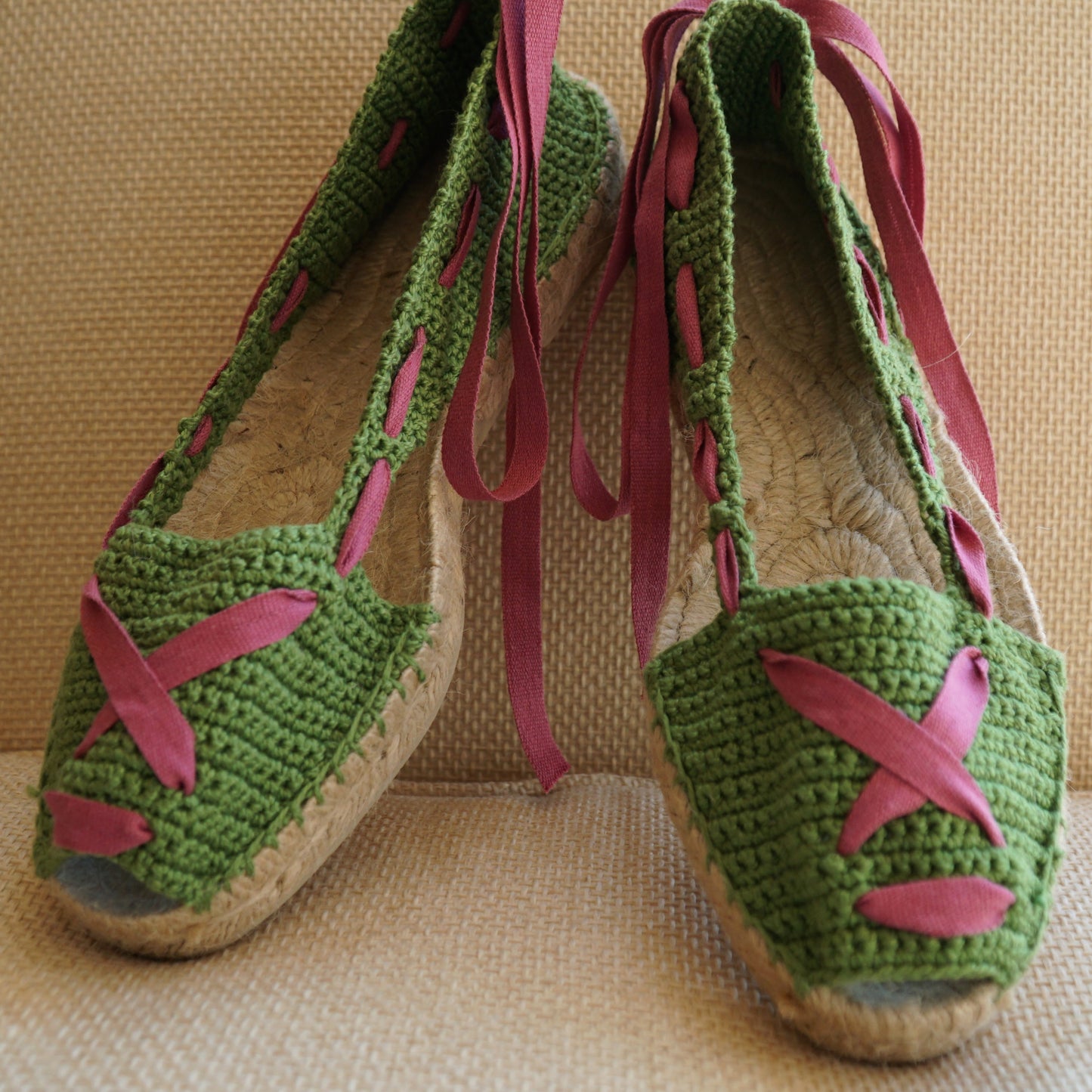 Alpargata verde cinta rosa
