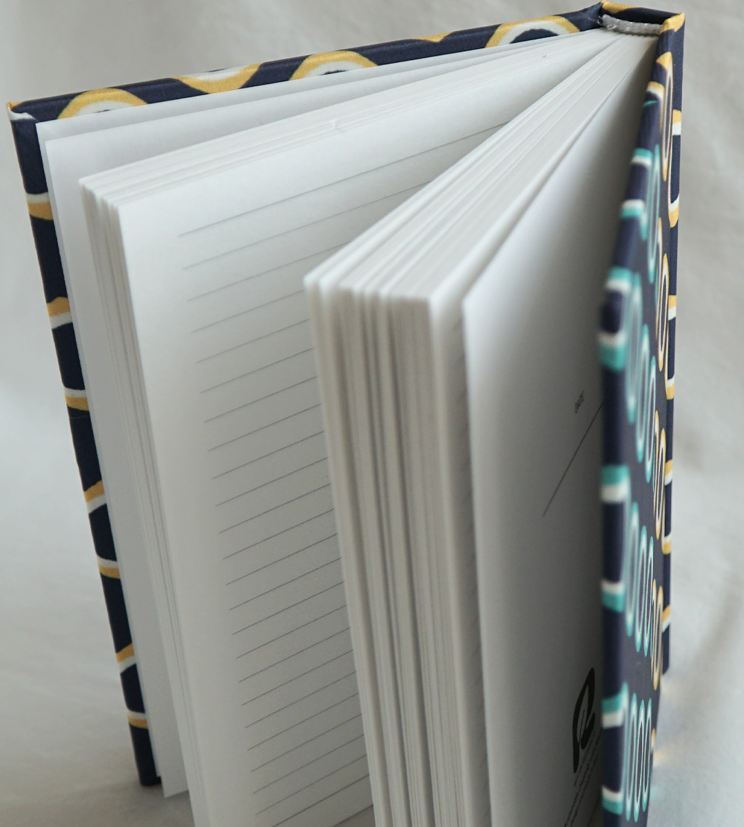 Libreta de Seda Estampado Geométrico Azul Marino "Occhi gialli"