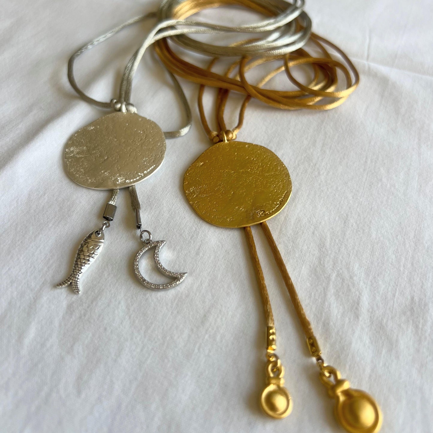 Collar de cordón con pieza Bambam