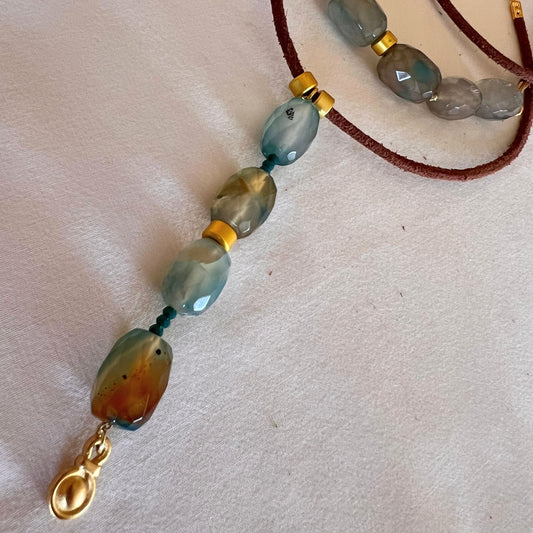 Collana corta in cuoio e calcedonio