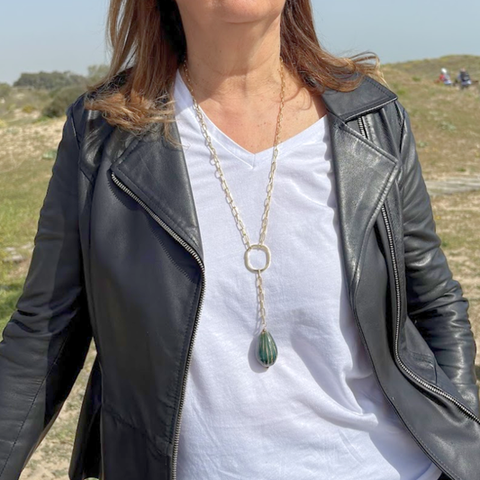 Long necklace with an oval stone