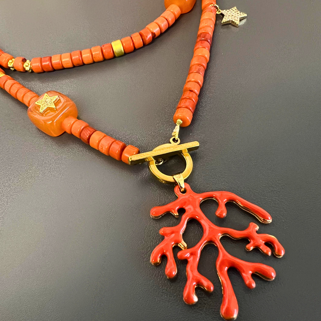Collana lunga corallo e charms