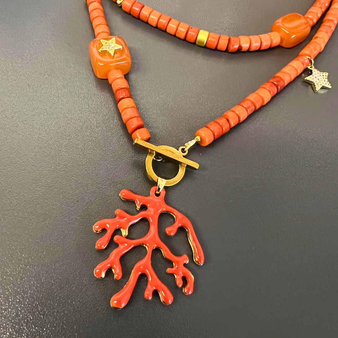 Collana lunga corallo e charms