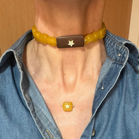 Short chalcedony and wood necklace with a star