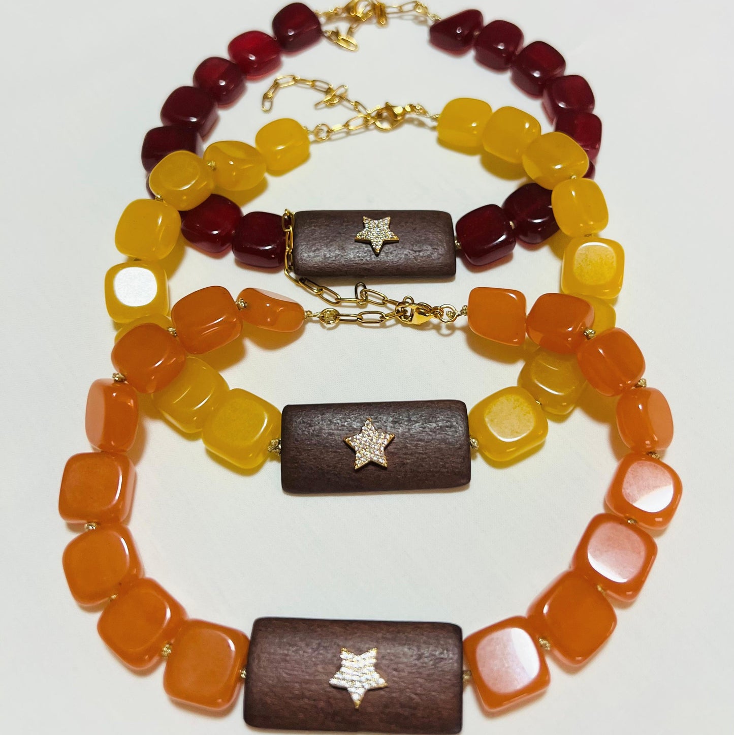 Collana corta in calcedonio e legno con stella