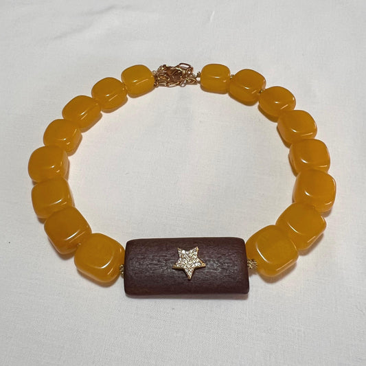 Collar corto de calcedonia y madera con estrella
