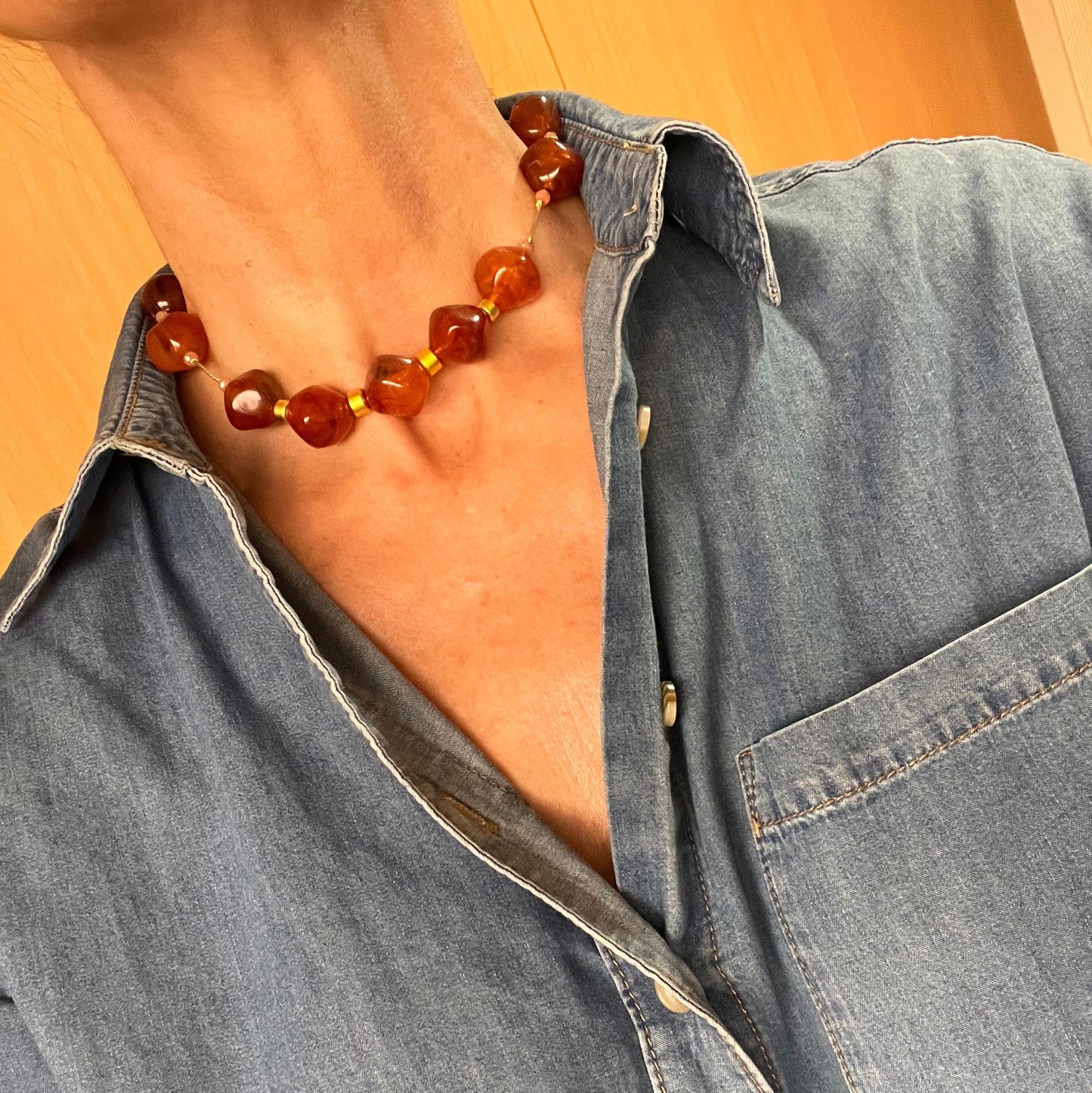 Collana corta in resina