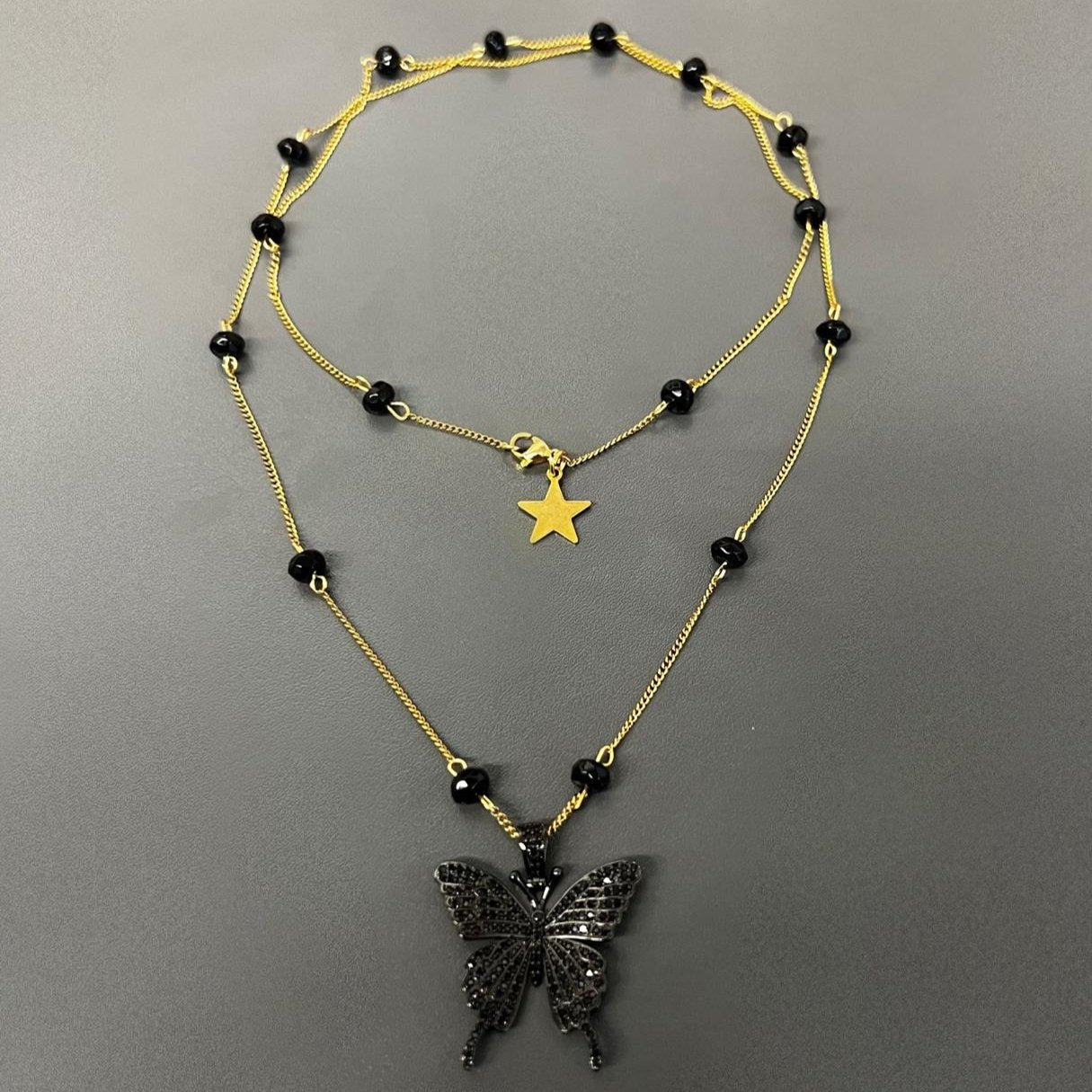 Collana lunga con farfalla nera
