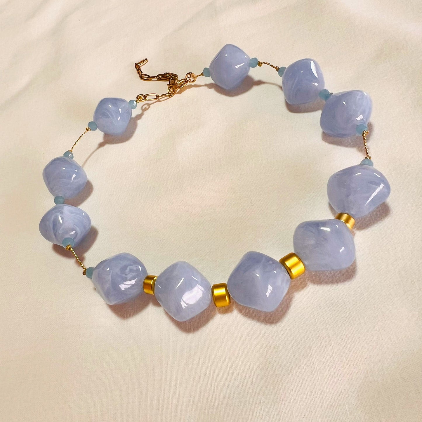 Collana corta in resina