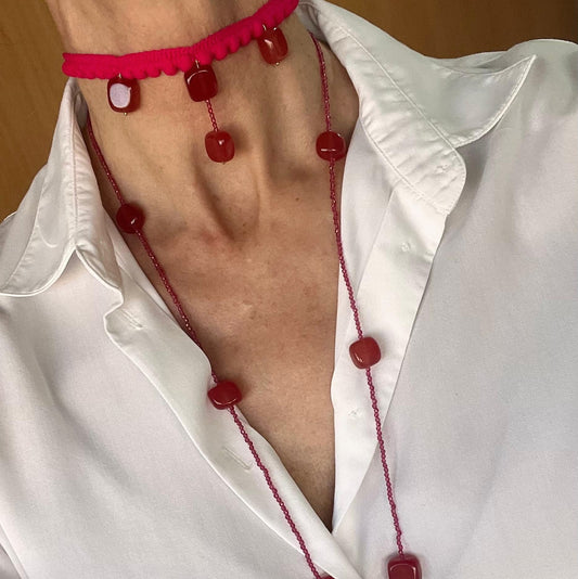 Collar corto de pasamanería y calcedonia