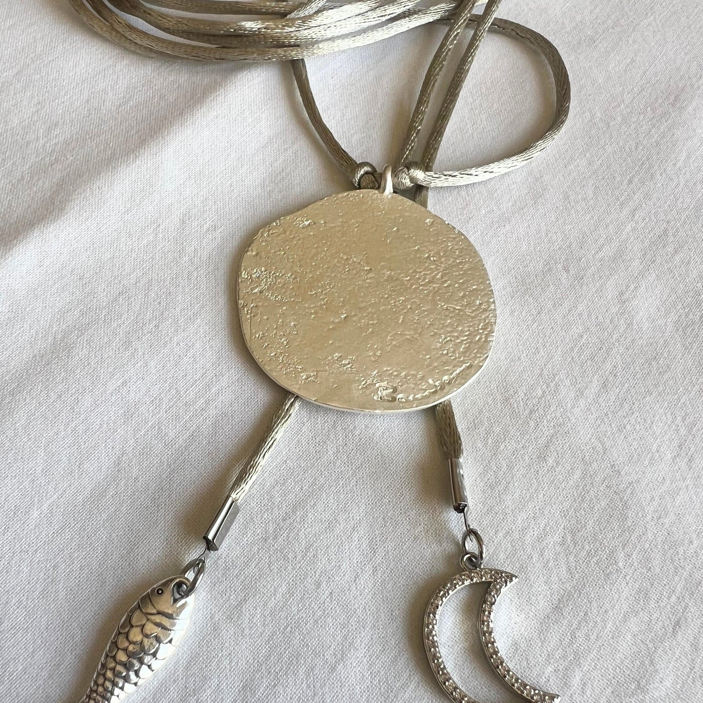 Collar de cordón con pieza Bambam