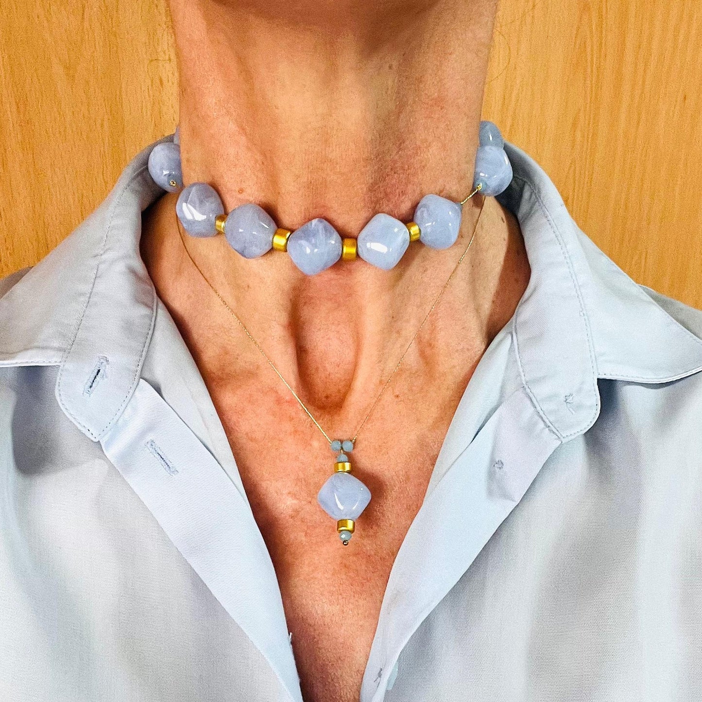 Collar cordón dorado con pieza de resina