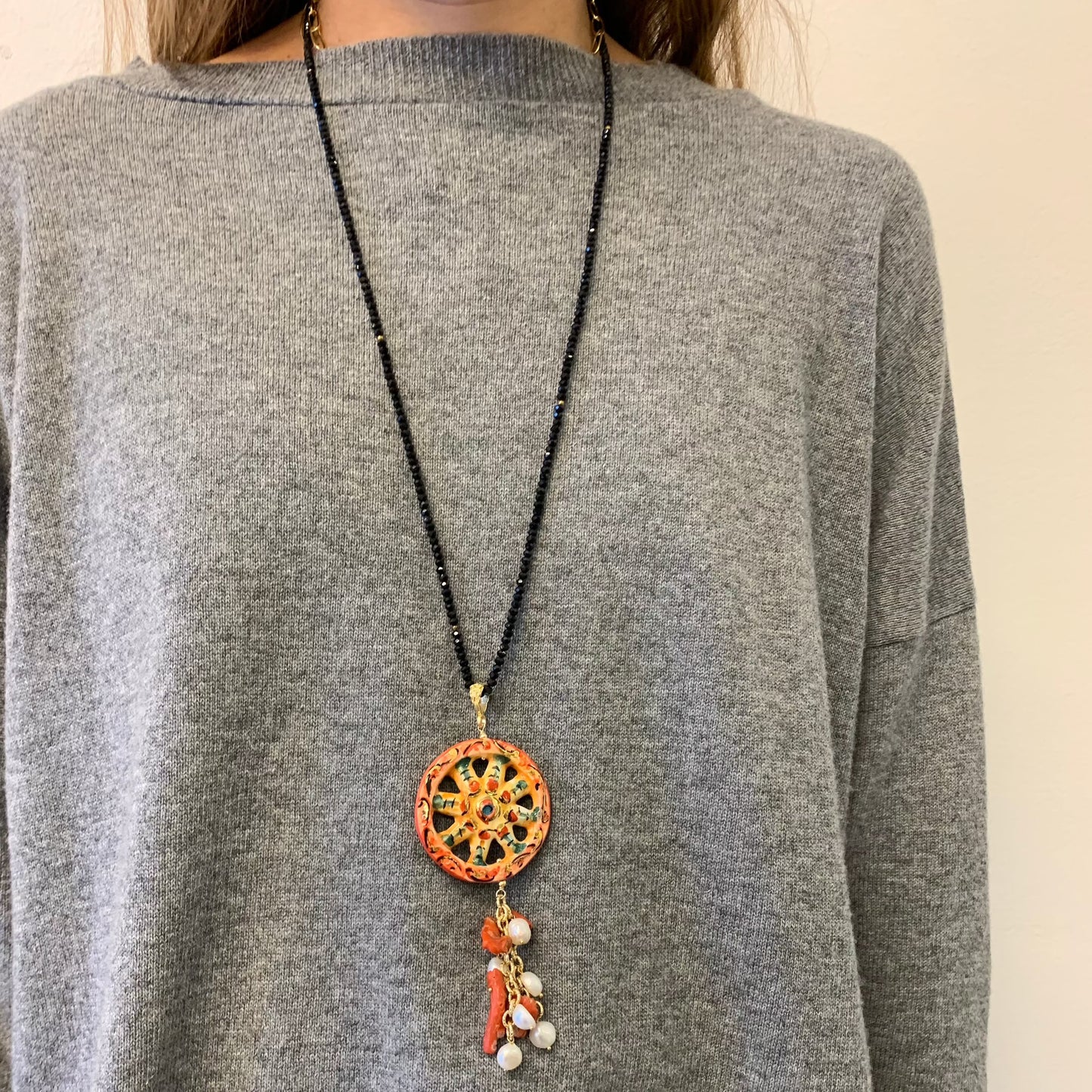 Collar de Ónix, Rueda siciliana y perla
