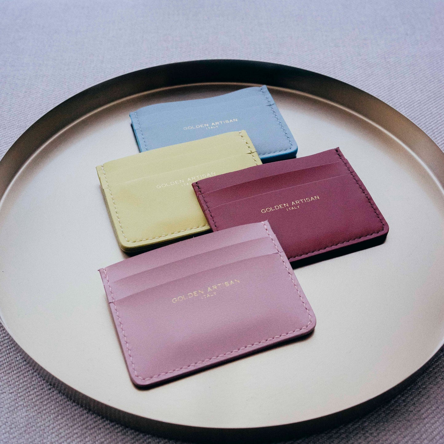 Horizontal card holder
