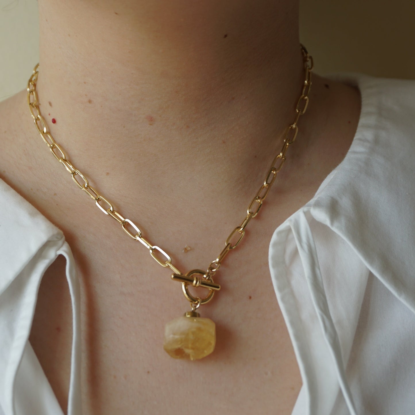 Collar de eslabones con piedras de colores