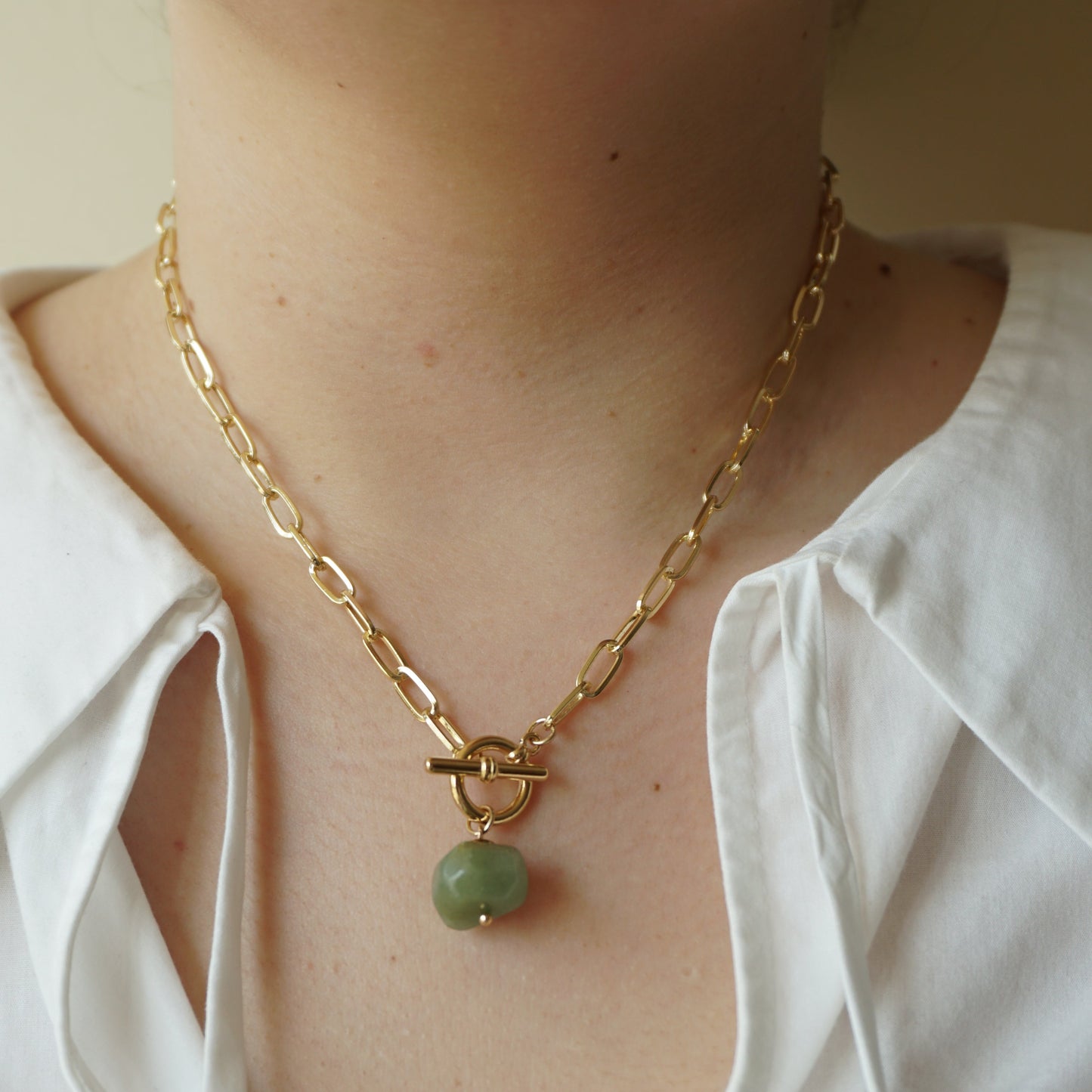 Collar de eslabones con piedras de colores