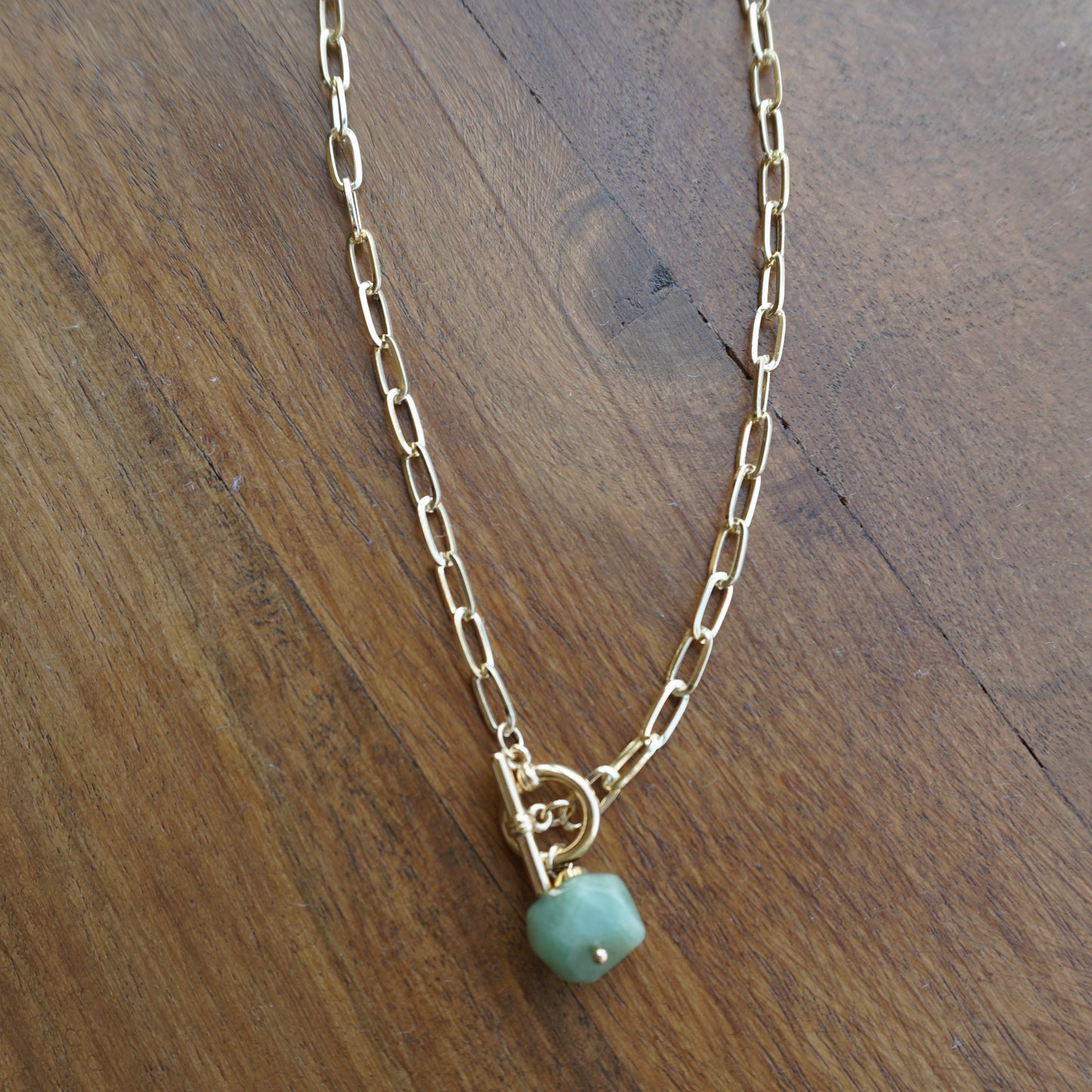 Collar de eslabones con piedras de colores