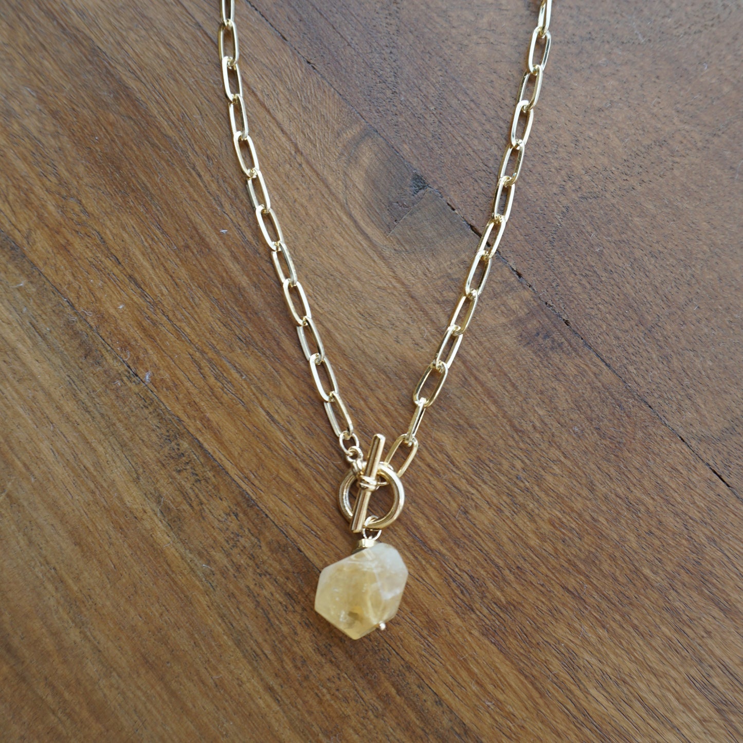 Collar de eslabones con piedras de colores