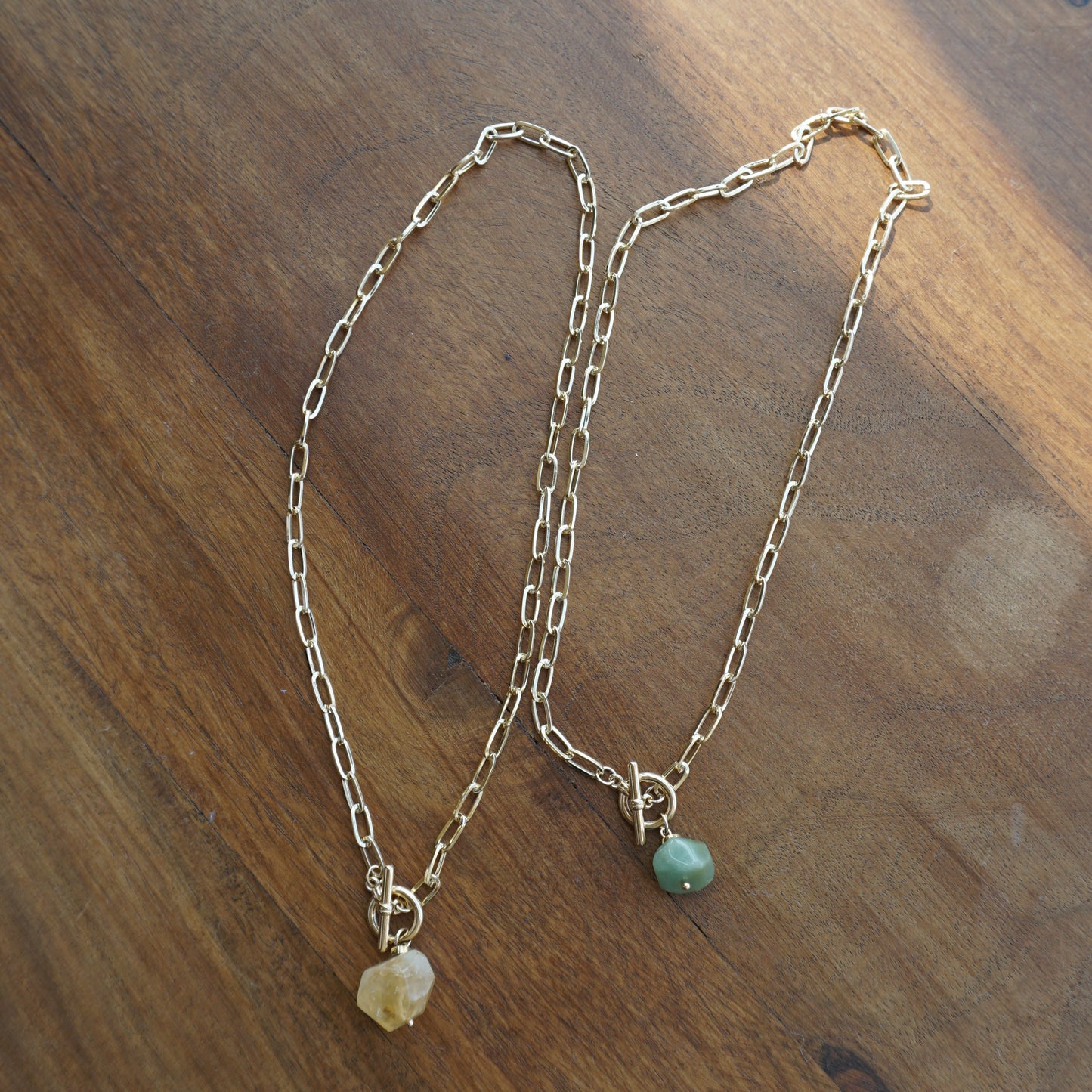 Collar de eslabones con piedras de colores